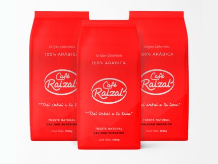 Artesanía colombiana de café 100% arábica, Café Raízal, en envases rojos, ideal para amantes del café natural de alta calidad, disponible para compra en línea en caferaizal.es.