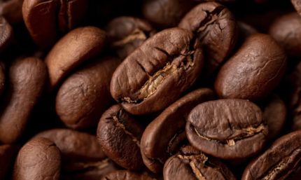 Aroma intenso de granos de café de origen colombiano, perfectos para preparar una taza deliciosa y auténtica.
